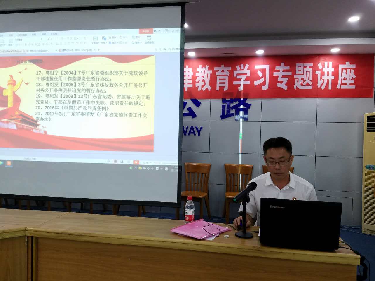 图为：区纪委副书记、监察局局长唐宝通在