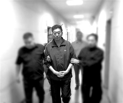 图为姚明章被移送司法机关 松纪 摄